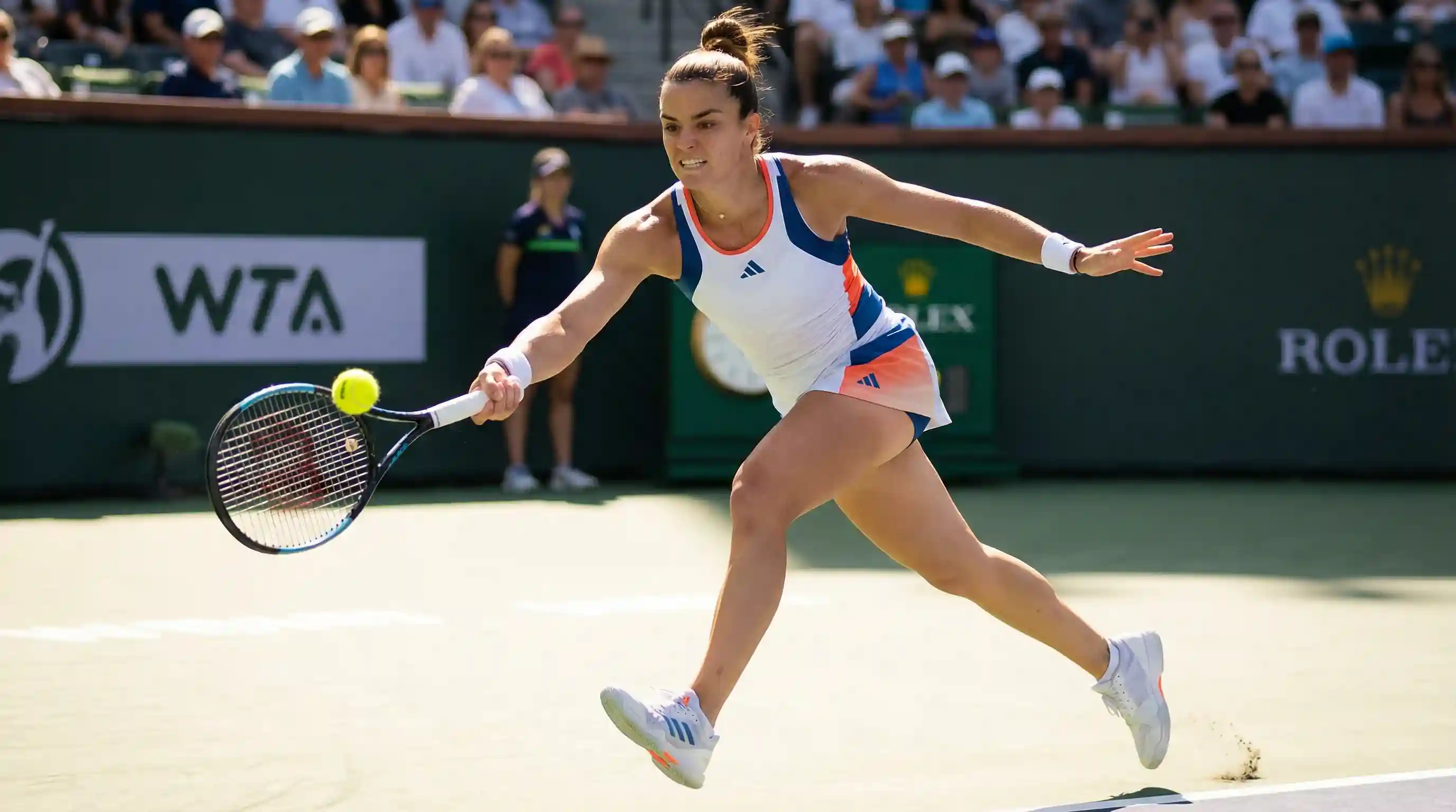 Tenista profesional femenina golpeando una derecha en un partido del circuito WTA